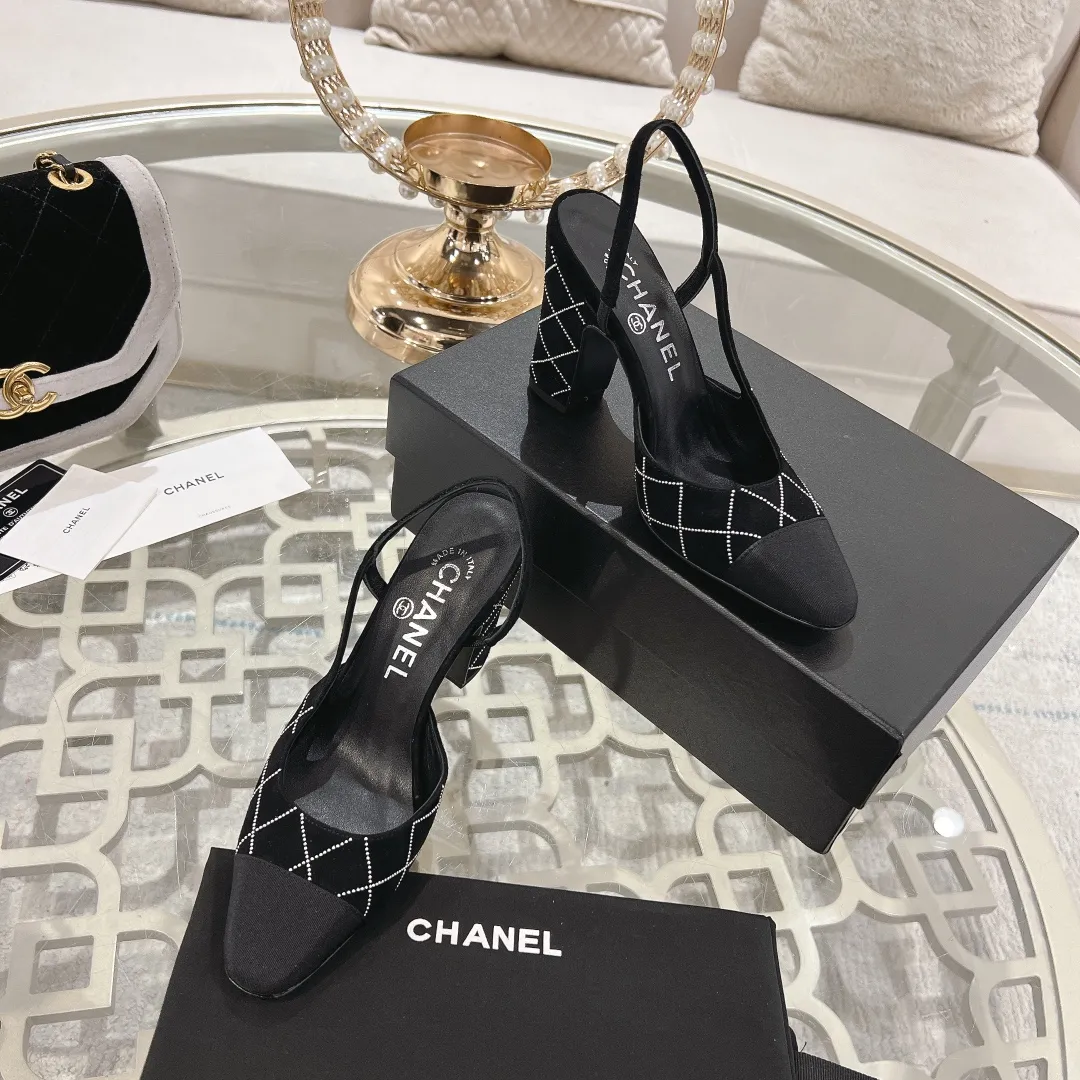 👟👟Ex-factory price 540👟👟 CHANEL Xiangjia 25vs spring and summer new fashion sandals series... Chanel is a very comprehensive noble fashion lifestyle brand. The same models are sold by major fashion bloggers and celebrities in Hong Kong, the United States, and other countries. They are simply beautiful. I fall in love with elegance and the playful sense of the future. I want to own them right away just by looking at them. But you can really think about a pair of exquisite high heels. This series is specially designed for extraordinary and indifferent ladies to create a unique overall effect. CHANEL designs products that inspire women to move forward and highlight their charm... 1️⃣Material: original customized high mercerized sheepskin 2️⃣Inner lining: original customized imported sheepskin 3️⃣Feet: original customized imported sheepskin 4️⃣Outsole: genuine leather sole imported from Italy 5️⃣Heel height: 2.5cm/6.5cm/9cm 6️⃣Number: 34-43 (34.40.41.42.43 customized is not returnable) 7️⃣Packaging: The latest and exquisite full set of packaging at the counter